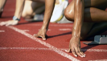 开云体育下载官网-成龙表演武术特技，引领传统运动新潮流，成龙表演的武打片