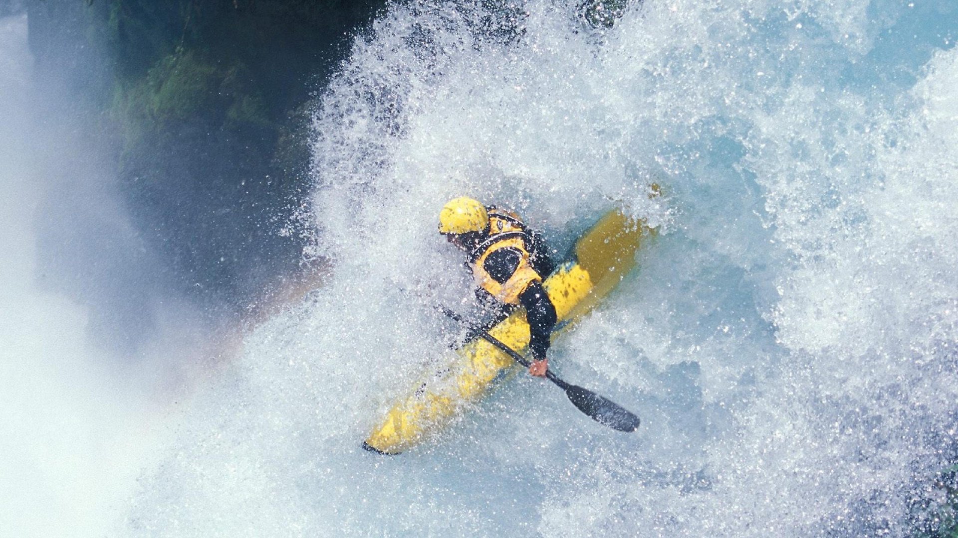 线上赛事与线下盛典联动带来全新观赛体验，线上比赛和线下比赛的优缺点